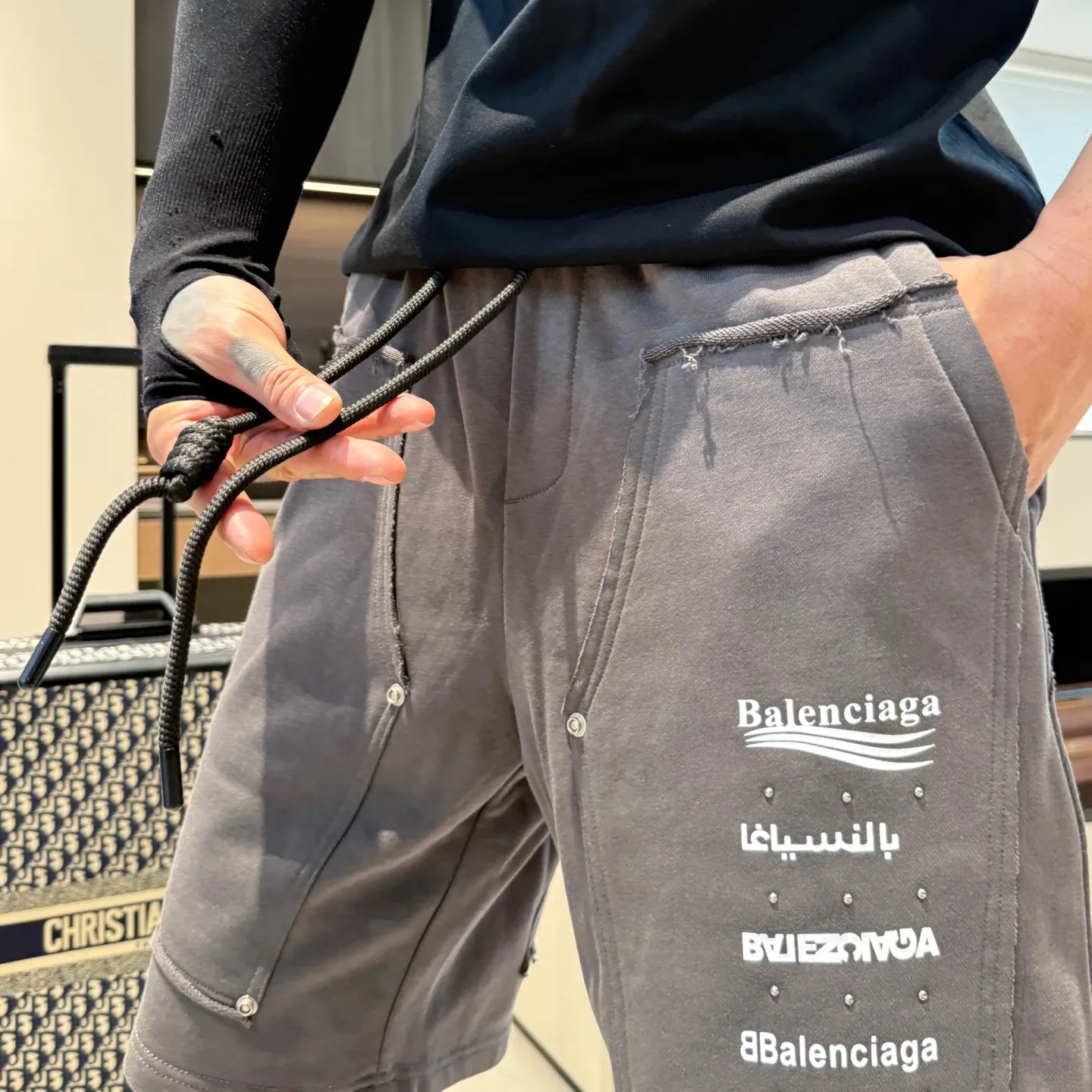 Balenciaga's three-standard complete 2026 summer New Arrival men's casual shorts, advanced custom-made Breathable fabric, Breathable fabric, extremely stretchy and comfortable, impeccable details, top-grade accessories, original logo design concept, delicate and soft feel! The upper body fit is awesome! Size: M-XXXL Please state your height and weight when ordering